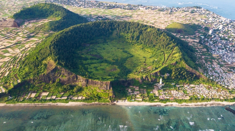 Lý Sơn hấp dẫn du khách nhờ cảnh quan núi lửa độc đáo, văn hóa biển đảo và đời sống ngư dân mộc mạc. 