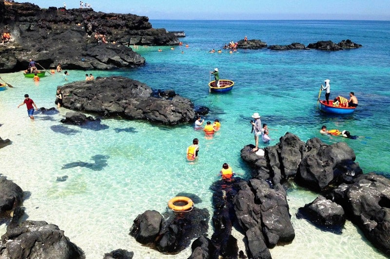 Hòn Mù Cu nổi bật với nước biển cực kỳ trong xanh