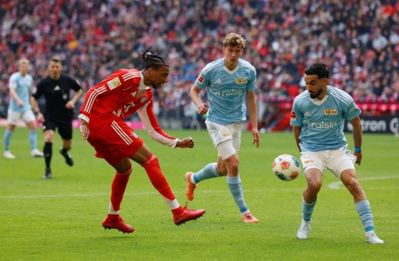 Michael Olise không chỉ ghi bàn mà còn nổi bật với những đường chuyền sáng tạo, mở ra cơ hội rõ rệt cho đồng đội. 