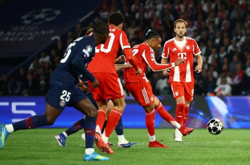 Trong hệ thống tấn công của Bayern Munich, Michael Olise là mắt xích quan trọng ở hành lang phải nhờ kỹ thuật và khả năng phối hợp linh hoạt.