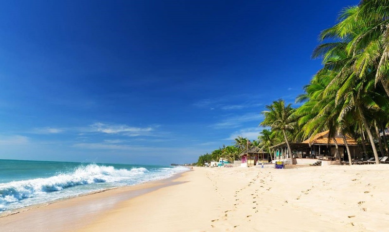 Bãi biển Mũi Né là nơi lý tưởng để tắm biển, nghỉ dưỡng và tận hưởng không khí biển trong lành. 