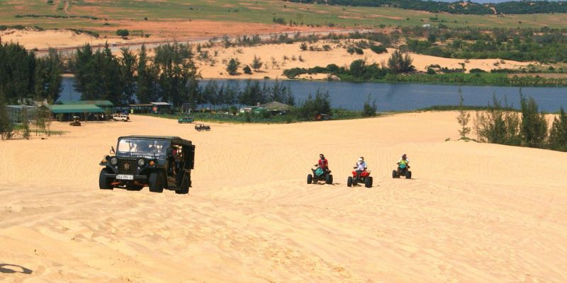 Đồi Cát Bay và Bàu Trắng là hai biểu tượng cảnh quan đặc trưng khi nhắc đến du lịch Mũi Né. 