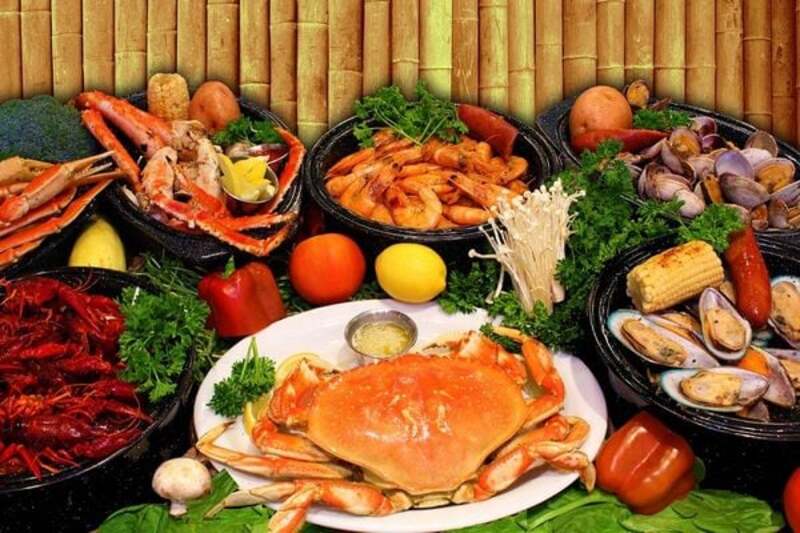 Ẩm thực Mũi Né hấp dẫn với hải sản tươi, bánh căn, lẩu thả và nhiều món đặc sản Phan Thiết. 