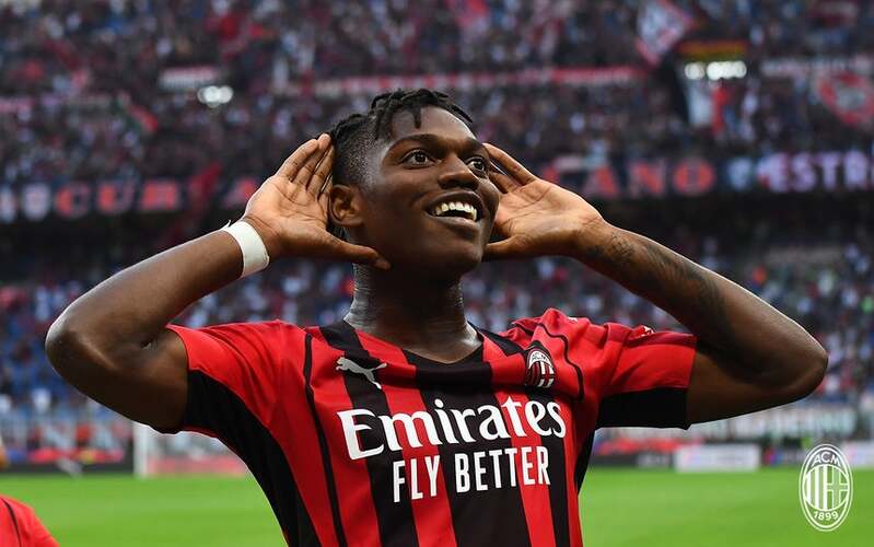 Rafael Leão là tiền đạo người Bồ Đào Nha, nổi bật với tốc độ và kỹ thuật cá nhân. 