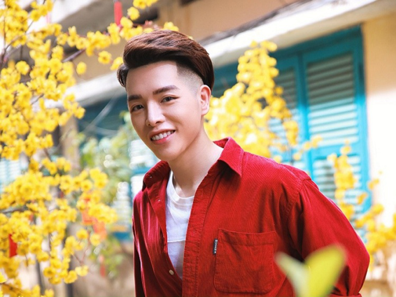 Đức Phúc, tên thật là Nguyễn Đức Phúc, sinh ngày 15/10/1996 tại Hà Nội, và là quán quân Giọng hát Việt 2015. 