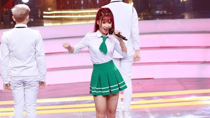 Khởi My ghi dấu ấn nhờ giọng hát dễ nghe, phong cách vui vẻ và khả năng giao lưu tự nhiên với khán giả.