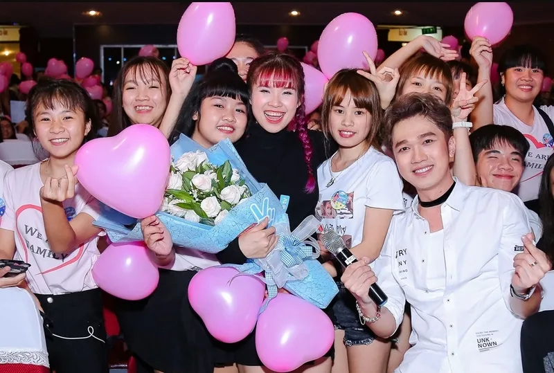 Với nhiều người hâm mộ, Khởi My là một phần ký ức âm nhạc gắn với tuổi học trò và thanh xuân.
