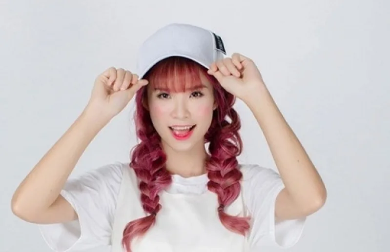 Khởi My tên thật là Trần Khởi My, sinh ngày 2/1/1990 và từng hoạt động với nhiều vai trò như ca sĩ, MC, diễn viên.