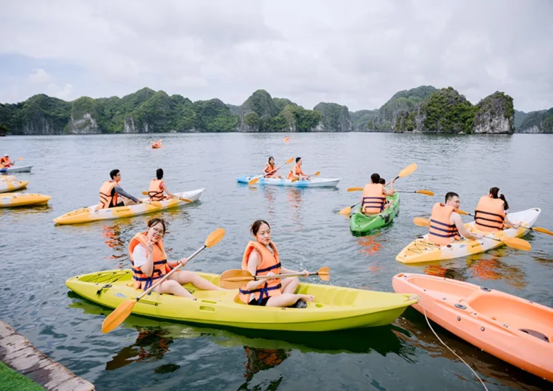 Vịnh Lan Hạ là điểm đến nổi bật nhất khi du lịch Cát Bà, phù hợp để đi tàu ngắm cảnh, chèo kayak, tắm biển và chụp ảnh.