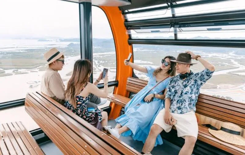 Vào mùa hè và dịp lễ, Cát Bà thường đông khách, vì vậy nên đặt phòng và tour vịnh sớm để có lịch trình chủ động.