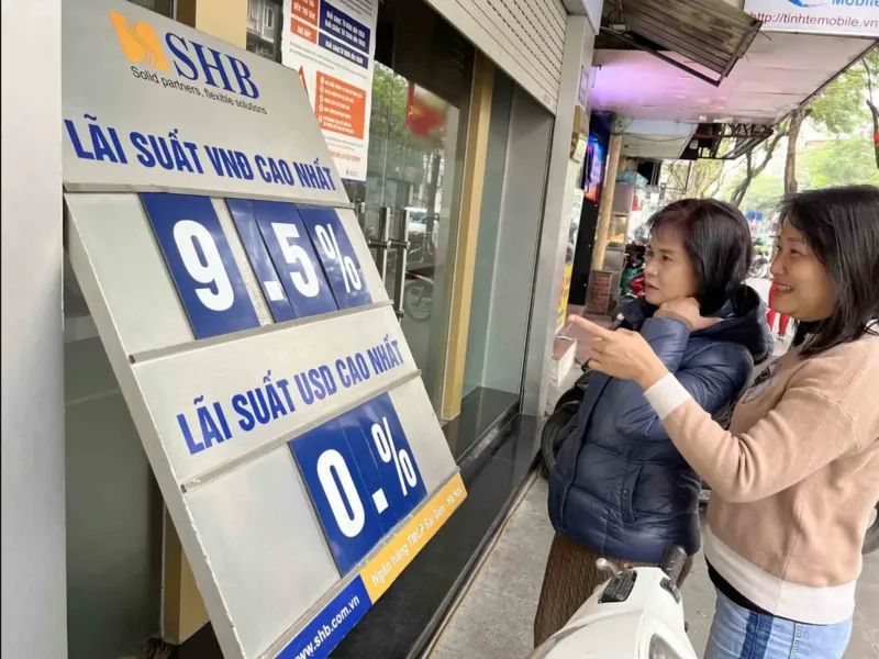 Nhiều người mắc sai lầm khi chỉ nhìn lãi suất thấp ban đầu, không đọc hợp đồng hoặc không tính phí đi kèm.