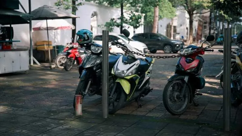 Mơ thấy mất xe ở bãi gửi xe thường phản ánh cảm giác mất niềm tin, sự phụ thuộc vào người khác hoặc lo lắng về tài sản chung.