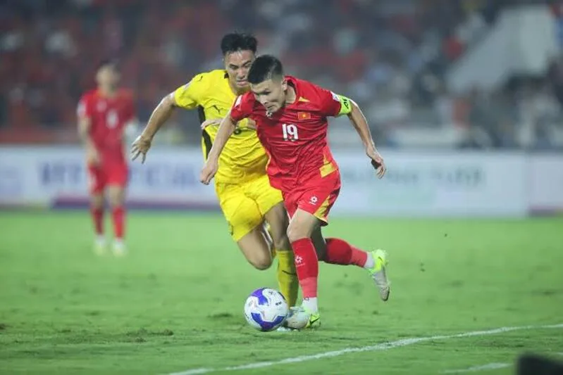 Tiền vệ đảm nhận nhiều nhiệm vụ như phòng ngự từ xa, kiểm soát bóng và sáng tạo cơ hội