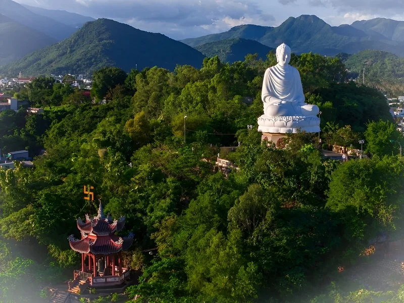 Chùa Long Sơn là điểm tham quan tâm linh nổi tiếng với tượng Phật lớn và không gian thanh tịnh giữa thành phố Nha Trang.