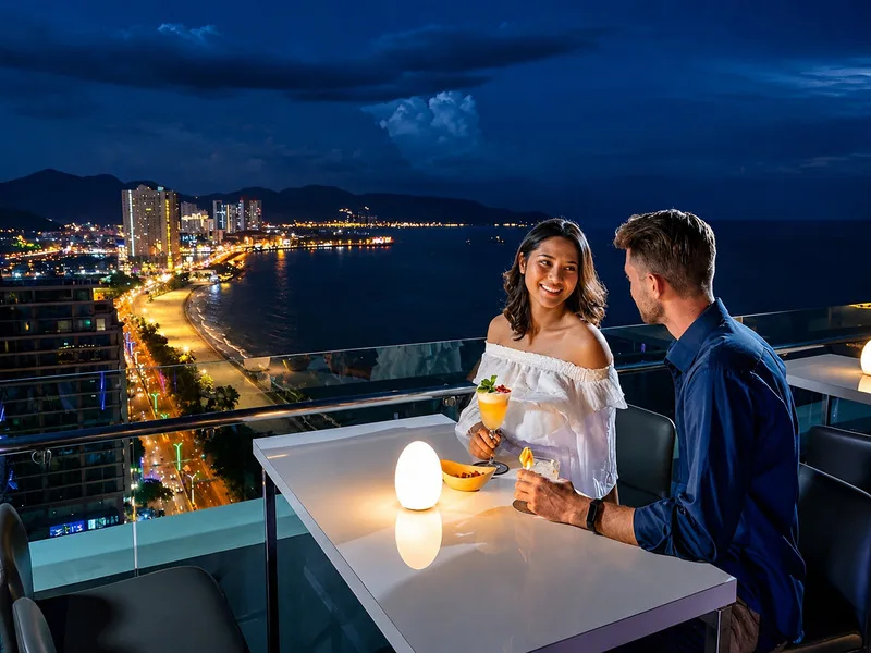 Các rooftop và không gian giải trí trên cao mang đến góc nhìn thành phố biển lung linh về đêm.