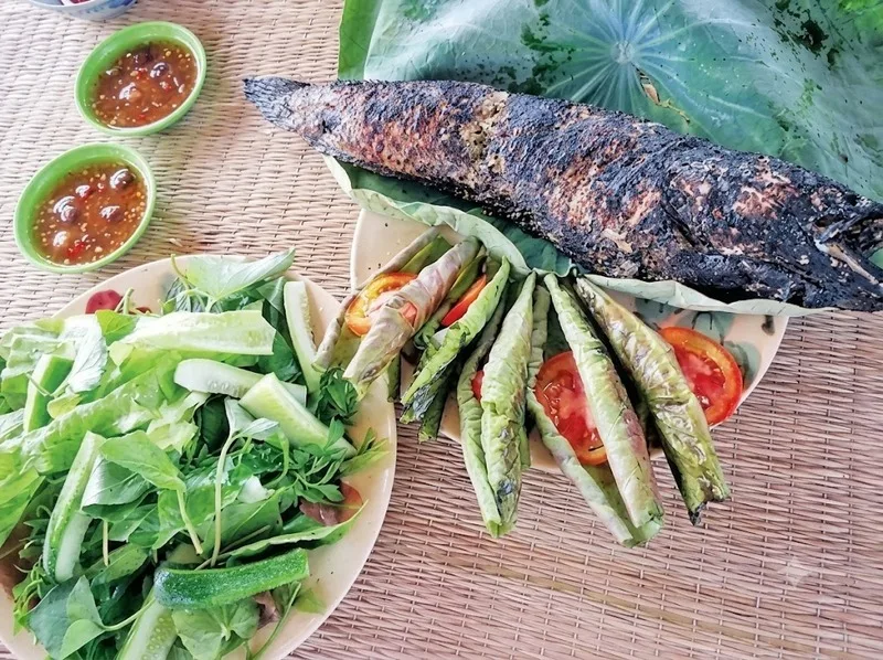 Đặc sản như cá lóc nướng trui, hủ tiếu Sa Đéc và món ăn từ sen tạo nên nét riêng cho ẩm thực Đồng Tháp.